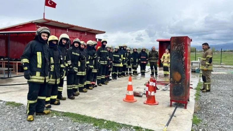 Kırmızı ve Beyaz Sade 10 Nisan Polis Haftası Kutlama Instagram Gönderisi (787 x 443 piksel) (7)