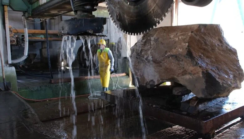 Andezit Taşı Fabrikası’nda Günlük 250 Metrekare Taş İşleniyor